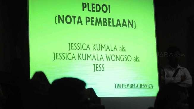 Terdakwa kasus dugaan pembunuhan Wayan Mirna Salihin, Jessica Kumala Wongso, membacakan nota pembelaan (pleidoi) pada sidang lanjutan di PN Jakarta Pusat, Rabu (12/10/2016). [Suara.com/Oke Atmaja]