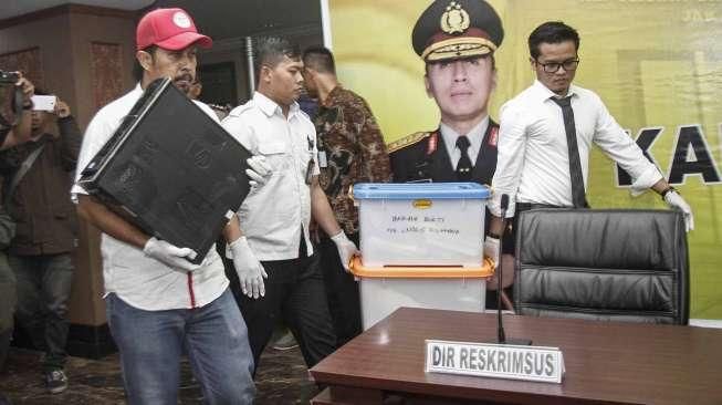 Kapolda Metro Jaya Irjen (Pol) M. Iriawan merilis barang bukti hasil operasi tangkap tangan (OTT) terkait kasus pungutan liar di Kementerian Perhubungan, Jakarta, Rabu (12/10/2016). [Suara.com/Kurniawan Mas'ud]