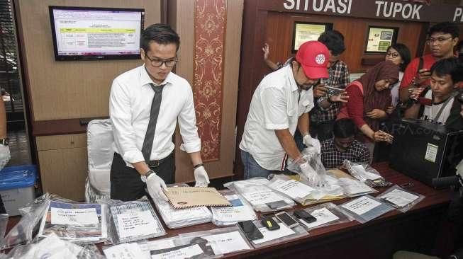 Kapolda Metro Jaya Irjen (Pol) M. Iriawan merilis barang bukti hasil operasi tangkap tangan (OTT) terkait kasus pungutan liar di Kementerian Perhubungan, Jakarta, Rabu (12/10/2016). [Suara.com/Kurniawan Mas'ud]