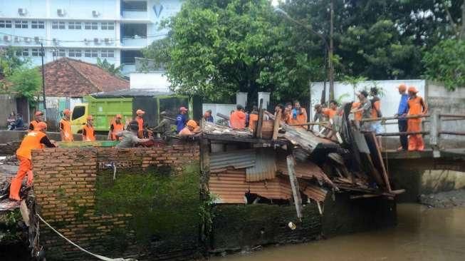 Petugas melakukan pembongkaran bangunan semipermanen di bantaran Kali Krukut, Jakarta Selatan, Kamis (13/10/2016). [Suara.com/Oke Atmaja]