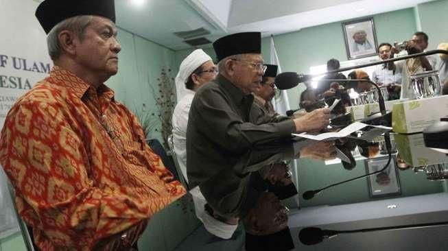 Ketua Umum Majelis Ulama Indonesia (MUI), KH Ma'ruf Amin (tengah), bersama pengurus MUI menggelar jumpa pers terkait penistaan agama yang dilakukan Ahok di kantor MUI, Jakarta, Kamis (13/10/2016). [Suara.com/Oke Atmaja]