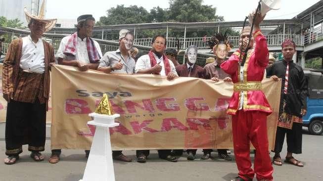 Perwakilan warga yang mengaku berasal dari berbagai suku melakukan aksi damai di depan Gedung KPUD DKI Jakarta, Kamis (13/10/2016). [Suara.com/Oke Atmaja]