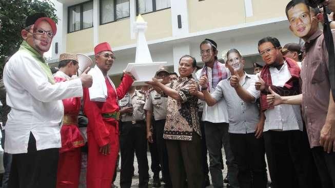 Perwakilan warga yang mengaku berasal dari berbagai suku melakukan aksi damai di depan Gedung KPUD DKI Jakarta, Kamis (13/10/2016). [Suara.com/Oke Atmaja]