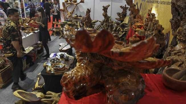 Sejumlah pengunjung melihat hasil produk kerajinan di stan pameran produk unggulan Indonesia dalam ajang Trade Expo Indonesia (TEI) 2016 di JIExpo Kemayoran, Jakarta, Kamis (13/10/2016). [Suara.com/Kurniawan Mas'ud]