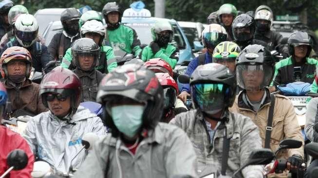 Sejumlah kendaraan tampak terjebak kemacetan di Jalan Gatot Subroto, Jakarta, Jumat (14/10/2016). [Suara.com/Oke Atmaja]