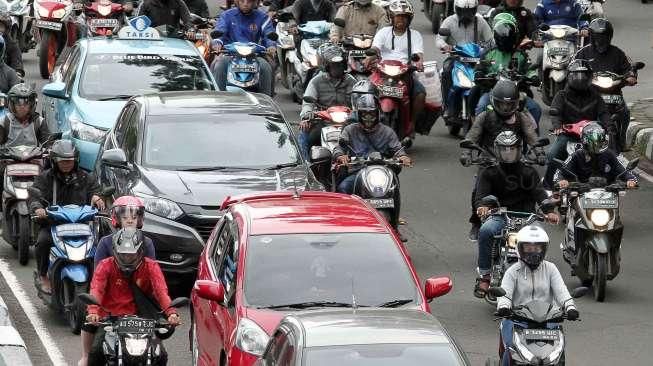 Sejumlah kendaraan tampak terjebak kemacetan di Jalan Gatot Subroto, Jakarta, Jumat (14/10/2016). [Suara.com/Oke Atmaja]