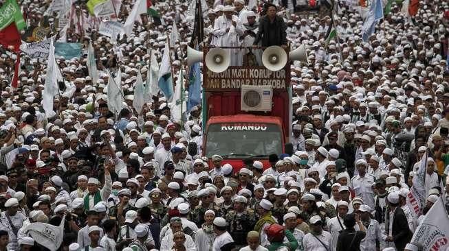 Ribuan massa dari Front Pembela Islam (FPI) dan organisasi kemasyarakatan lainnya memadati Jalan Medan Merdeka Timur, Jakarta, Jumat (14/10/2016). [Suara.com/Kurniawan Mas'ud]