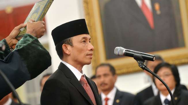 Wakil Menteri ESDM Arcandra Tahar mengucapkan sumpah jabatan saat upacara pelantikan yang dipimpin Presiden Joko Widodo di Istana Negara, Jakarta, Jumat (14/10/2016).  [Antara/Yudhi Mahatma]