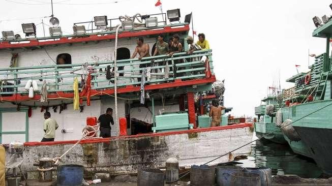 Suasana dermaga dan kapal nelayan yang tampak masih bersandar di Pelabuhan Muara Baru, Jakarta, Jumat (14/10/2016). [Suara.com/Kurniawan Mas'ud]