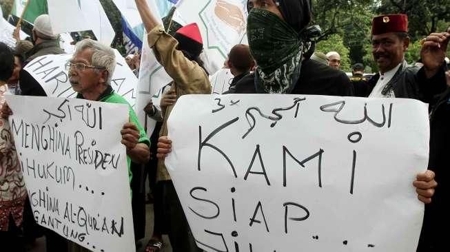 Ribuan massa dari Front Pembela Islam (FPI) dan organisasi kemasyarakatan (ormas) lain melakukan aksi di depan Balai Kota DKI Jakarta, Jumat (14/10/2016). [Suara.com/Oke Atmaja]