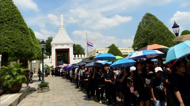 Sejumlah besar warga berbaris mengantre untuk memberi penghormatan terakhir kepada mendiang Raja Thailand, Bhumibol Adulyadej, di Istana Agung di Bangkok, Jumat (14/10/2016). [Munir Uz Zaman/AFP]