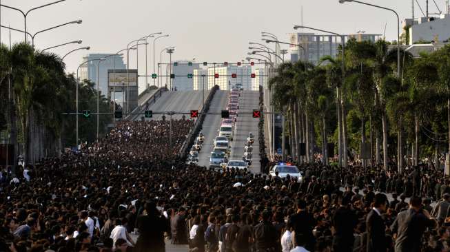 Ribuan khalayak tampak menyaksikan iring-iringan kendaraan pembawa jenazah Raja Thailand, Bhumibol Adulyadej, di jalanan menuju Istana Kerajaan di Bangkok, Jumat (14/10/2016). [Munir Uz Zaman/AFP]