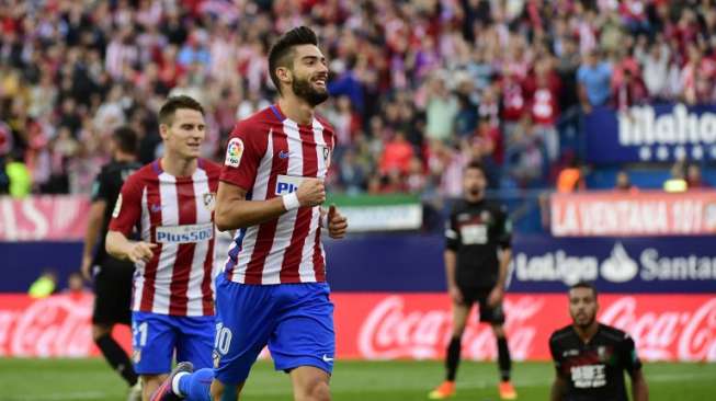 Viral Video Carrasco Berkendara dengan Mobil Tua ke Tempat Latihan Atletico