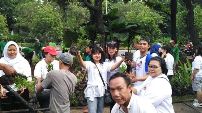 Relawan Ahok-Djarot Perbaiki Taman yang Rusak Akibat Demo Ormas