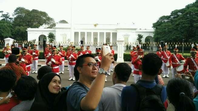 Obyek wisata upacara pergantian penjagaan Istana Kepresidenan, Jakarta [suara.com/Erick Tanjung]