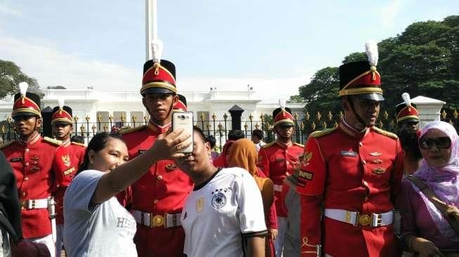 Upacara Pergantian Jaga Istana Tetap Menarik Perhatian Warga