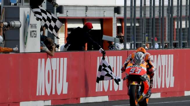 Marc Marquez mengamankan gelar juara dunia ketiganya usai memenangi seri balap MotoGP di Sirkuit Motegi, Jepang, Minggu (16/10/2016). Sementara itu, Valentino Rossi gagal finis setelah terjatuh di pertengahan lomba. (AFP)