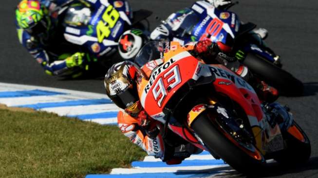 Marc Marquez mengamankan gelar juara dunia ketiganya usai memenangi seri balap MotoGP di Sirkuit Motegi, Jepang, Minggu (16/10/2016). Sementara itu, Valentino Rossi gagal finis setelah terjatuh di pertengahan lomba. (AFP)