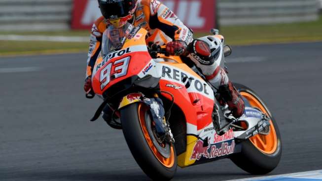 Marc Marquez mengamankan gelar juara dunia ketiganya usai memenangi seri balap MotoGP di Sirkuit Motegi, Jepang, Minggu (16/10/2016). Sementara itu, Valentino Rossi gagal finis setelah terjatuh di pertengahan lomba. (AFP)