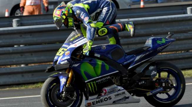 Pebalap Movistar Yamaha Valentino Rossi terjatuh dalam balapan MotoGP di Sirkuit Motegi, Jepang, (16/10). (AFP)