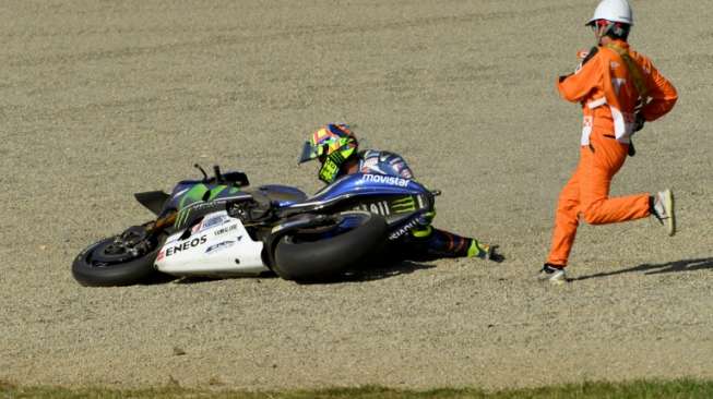 Pebalap Movistar Yamaha Valentino Rossi terjatuh dalam balapan MotoGP di Sirkuit Motegi, Jepang, (16/10). (AFP)