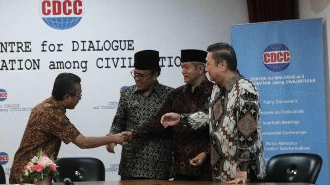 Ketua Umum Center for Dialogue and Cooperation among Civilisations Din Syamsuddin (tengah) memimpin sejumlah tokoh lintas agama memberi keterangan pers terkait Pilkada DKI Jakarta, Senin (17/10/2016). [Suara.com/Oke Atmaja]