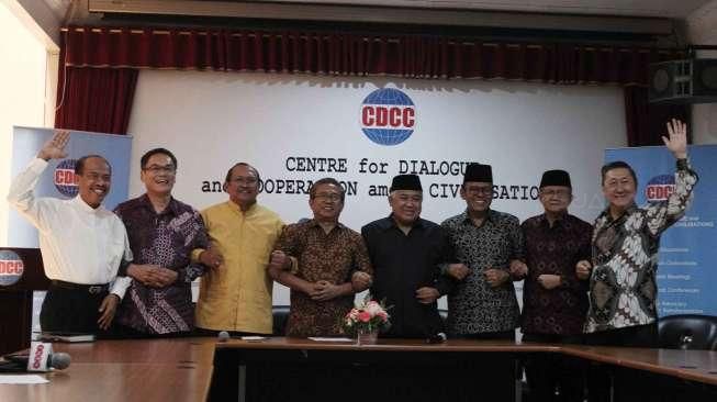 Ketua Umum Center for Dialogue and Cooperation among Civilisations Din Syamsuddin (tengah) memimpin sejumlah tokoh lintas agama memberi keterangan pers terkait Pilkada DKI Jakarta, Senin (17/10/2016). [Suara.com/Oke Atmaja]