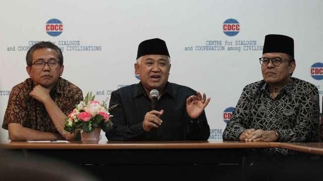 Ketua Umum Center for Dialogue and Cooperation among Civilisations Din Syamsuddin (tengah) memimpin sejumlah tokoh lintas agama memberi keterangan pers terkait Pilkada DKI Jakarta, Senin (17/10/2016). [Suara.com/Oke Atmaja]