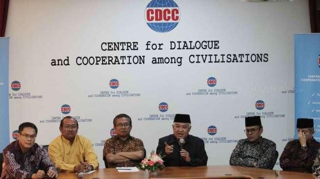 Ketua Umum Center for Dialogue and Cooperation among Civilisations Din Syamsuddin (tengah) memimpin sejumlah tokoh lintas agama memberi keterangan pers terkait Pilkada DKI Jakarta, Senin (17/10/2016). [Suara.com/Oke Atmaja]