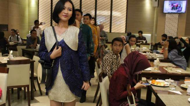 Santap Siang Sembari Nikmati Peragaan Batik