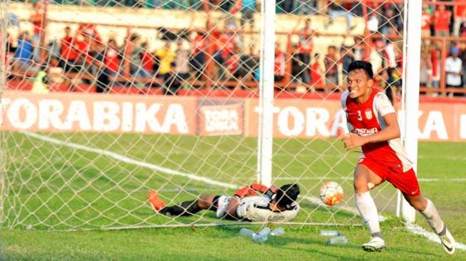 Pesepakbola PSM Makassar Ferdinan Sinaga (kanan) melakukan selebrasi usai memasukan bola ke gawang Sriwijaya FC Fachrudin yang dikawal oleh Teja Paku Alam(kiri) saat bertanding dalam lanjutan Torabika Soccer Championship (TSC) 2016 di Stadion Mattoanging