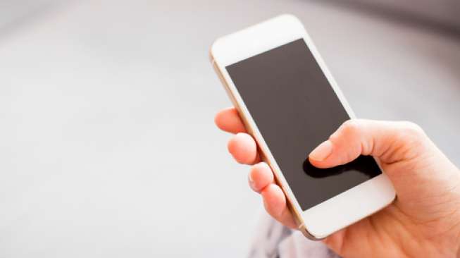 Ilustrasi telepon seluler pintar sedang digenggam pemiliknya (Shutterstock).