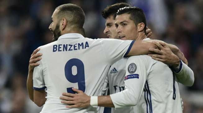 Pemain Real Madrid Alvaro Morata merayakan golnya dengan Cristiano Ronaldo dan Karim Benzema JAVIER SORIANO / AFP