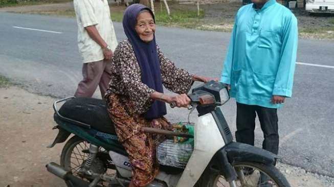 Salut! Nenek 86 Tahun Ini Masih Jago Kendarai Motor