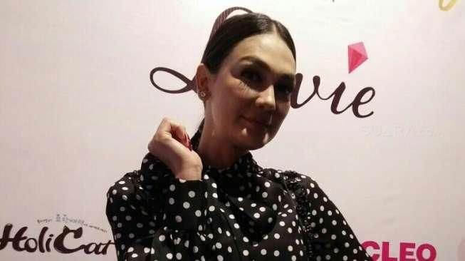 Luna Maya Bingung, Pilih Cagub Ahok, Anies atau Agus?