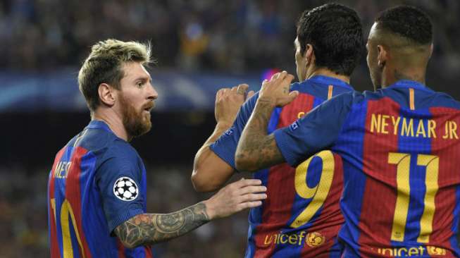 Bintang Barcelona Lionel Messi merayakan golnya dengan Luis Suarez dan Neymar. LLUIS GENE / AFP