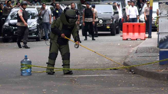 Misteri Stiker ISIS di TKP Penyerangan Brutal Anggota Polisi