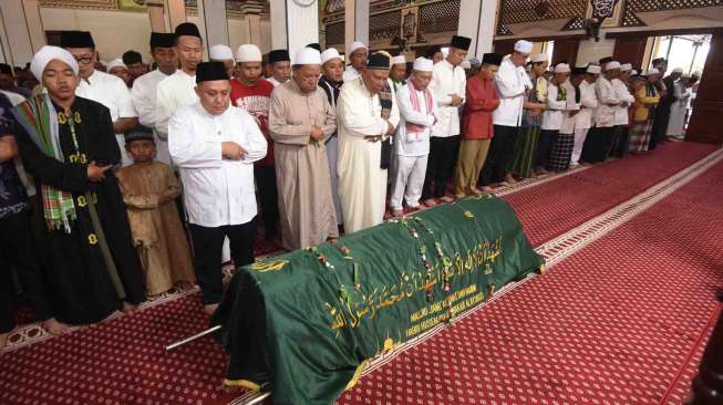 Agus Yudhoyono Salat di Masjid Luar Batang