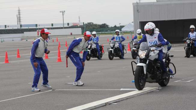 Ajak Generasi Muda Tertib Lalin, Astra Honda Gelar Safety Riding