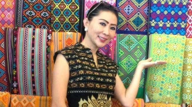 LeViCo Hadirkan Kebaya Modern dengan Tenun NTT di JFW 2017