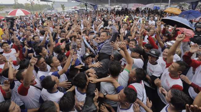 Kampanye di Jakut, Agus Yudhoyono Lompat dari atas Panggung