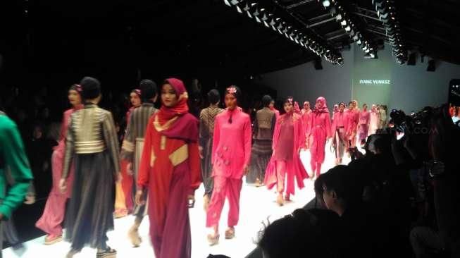 Itang Yunasz Hadirkan Koleksi "Cinderamata" di JFW 2017