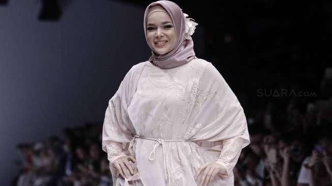 Koleksi Ria Miranda di JFW 2017