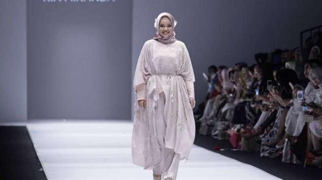 Ria Miranda mengusung tema Dahlia yang terinspirasi dari Faithful Look.  