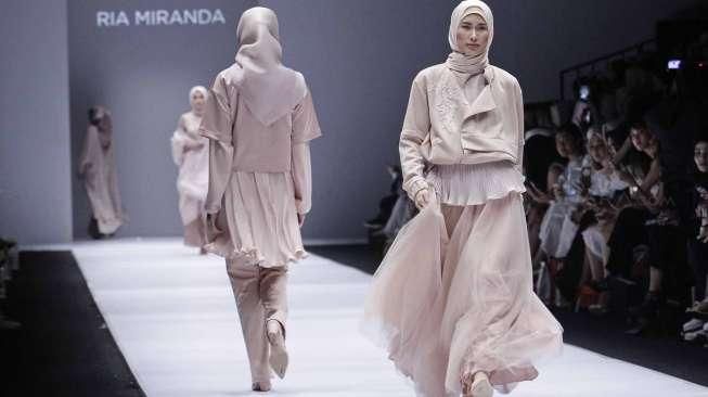 Koleksi Ria Miranda di JFW 2017