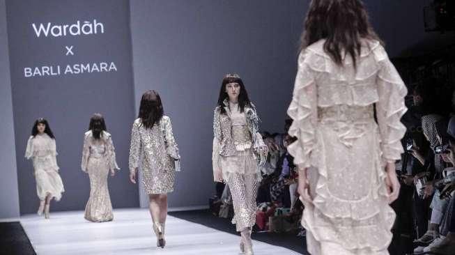 Koleksi Barli Asmara di JFW 2017