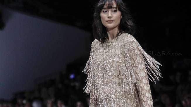 Koleksi Barli Asmara di JFW 2017