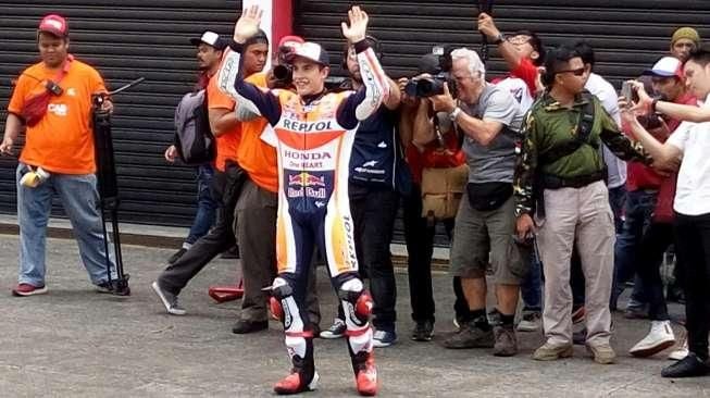 Juara Dunia MotoGP Marc Marquez Sapa Penggemarnya di Sentul