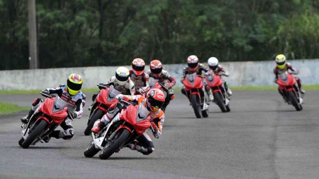 Memberikan coaching clinic kepada para pembalap muda Honda.