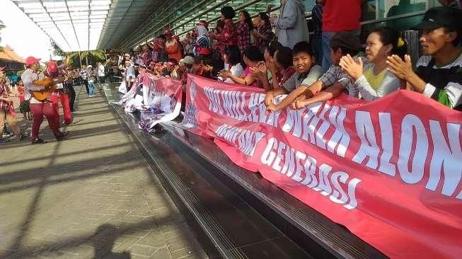 Spanduk Pendukung Ahok: You Will Never Walk Alone